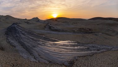 Gobustan 'da gün batımında güzel çamur volkanları. Azerbaycan. 