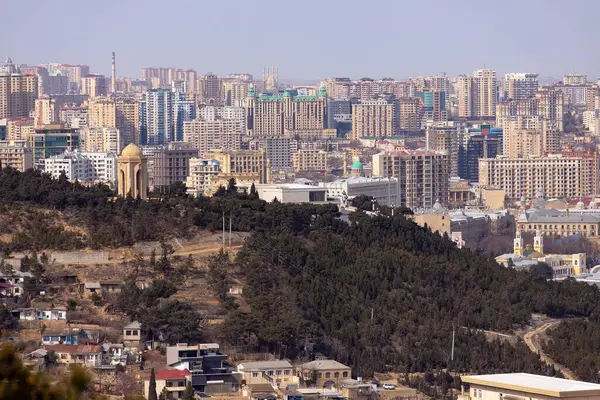 Bakü. Azerbaycan. 03.27.2022. Şehir merkezindeki dağın güzel manzarası..