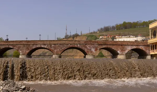 Guba şehri. Azerbaycan. 04.19.2022. Eski köprünün yakınındaki nehirde dalgalı su akıntısı.