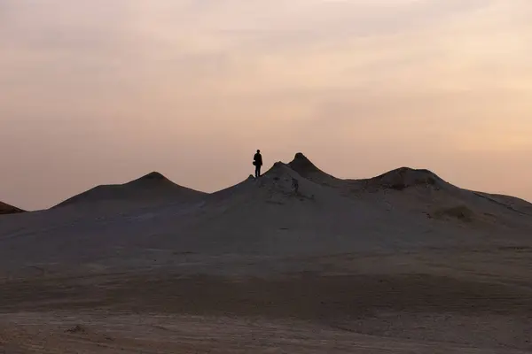 Çamur volkanlarında bir adamın silueti. Gobustan. Azerbaycan. 