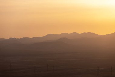 Gün batımında basamaklı dağ sırtları. Gobustan. Azerbaycan.