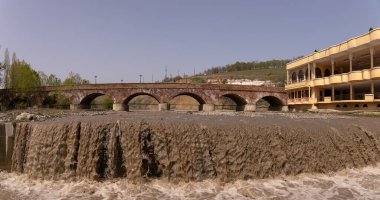 Guba şehri. Azerbaycan. 04.19.2022. Eski köprünün yakınındaki nehirde dalgalı su akıntısı.