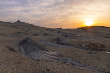 Gobustan 'da gün batımında güzel çamur volkanları. Azerbaycan. 