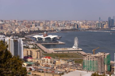 Bakü. Azerbaycan. 03.27.2022. Bakü şehrinin eski ve yeni binaları.