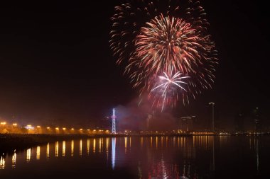 Yılbaşı günü bulvarda çok güzel havai fişekler. Bakü. Azerbaycan.