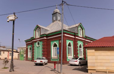 Guba şehri. Azerbaycan. 28.06.2023. Şehrin eski bir bölgesinde güzel bir antik cami..