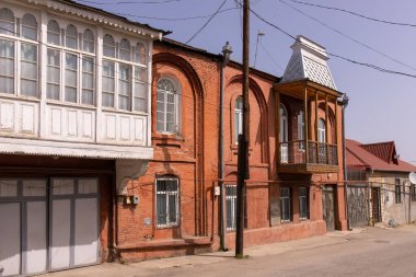 Guba şehri. Azerbaycan. 04.19.2022. Guba şehrinde güzel eski kırmızı tuğlalı evler.