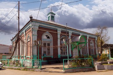 Guba şehri. Azerbaycan. 28.06.2023. Şehrin eski bir bölgesinde güzel bir antik cami..