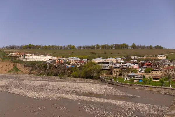 Guba şehri. Azerbaycan. Kırmızı Sloboda. 04.19.2022. Guba 'daki nehrin kıyısındaki Yahudi yerleşimi.