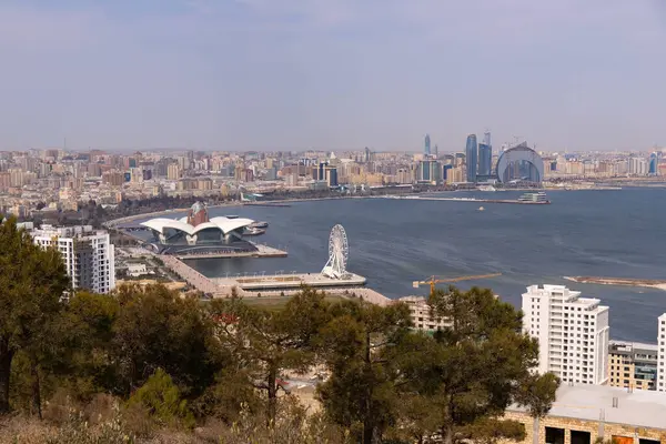 Bakü şehri. Azerbaycan. 07.03.2023. Gökyüzünden şehrin güzel manzarası.