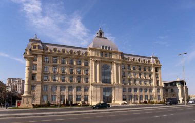 Bakü. Azerbaycan. 03.27.2023. Deniz feneri olan güzel bir nakliye şirketi..