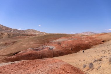 Khizy bölgesindeki güzel kızıl dağlar. Azerbaycan.