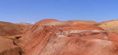 Khizy bölgesindeki güzel kızıl dağlar. Azerbaycan.