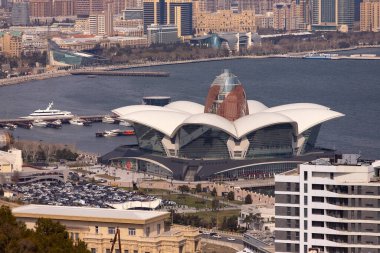 Bakü. Azerbaycan. 03.27.2022. Arkasında şehir olan büyük alışveriş merkezi Deniz Mall.