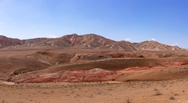 Khizy bölgesindeki güzel kızıl dağlar. Azerbaycan.