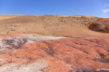 Khizy bölgesindeki güzel kızıl dağlar. Azerbaycan.