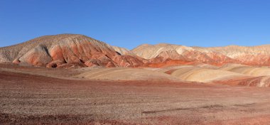 Azerbaycan 'ın güzel kızıl dağları. Khizi bölgesi.