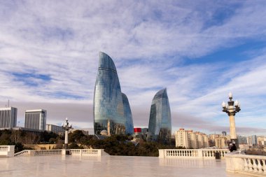 Bakü. Azerbaycan. 01.23.2022. Bakü 'deki Alev Kuleleri' nin büyük binası.