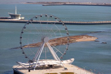 Bakü. Azerbaycan. 01.24.2022. Şehrin bulvarında büyük dönme dolap..