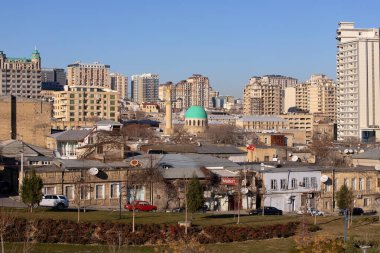 Bakü. Azerbaycan. 01.24.2023. Bakü 'nün merkezinde güzel bir cami..