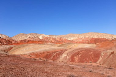 Azerbaycan 'ın güzel kızıl dağları. Khizi bölgesi.