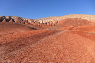 Azerbaycan 'ın güzel kızıl dağları. Khizi bölgesi.