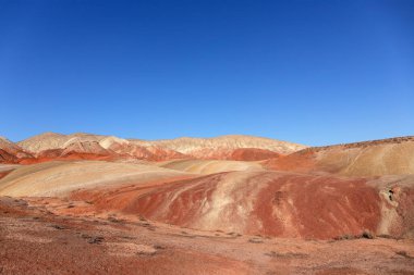 Azerbaycan 'ın güzel kızıl dağları. Khizi bölgesi.