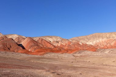 Azerbaycan 'ın güzel kızıl dağları. Khizi bölgesi.