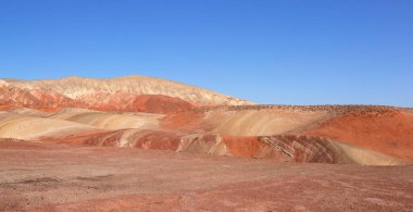 Azerbaycan 'ın güzel kızıl dağları. Khizi bölgesi.
