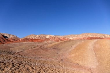 Azerbaycan 'ın güzel kızıl dağları. Khizi bölgesi.