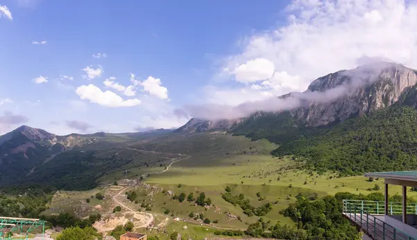 Guba bölgesi. Azerbaycan. 05.28.2022. Bulutlu güzel Kafkas dağları.
