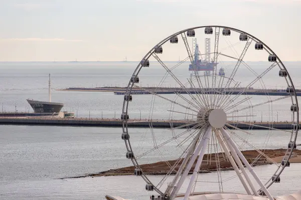 Bakü. Azerbaycan. 01.24.2022. Şehrin bulvarında büyük dönme dolap..