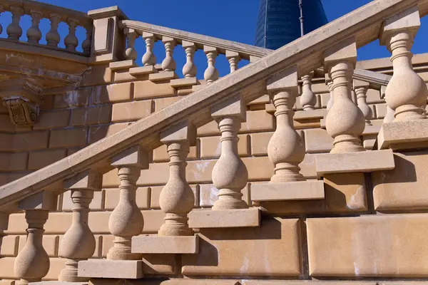 Bakü. Azerbaycan. 01.24.2022. Bakü 'deki bir dağ parkında taş bir merdiven parçası..