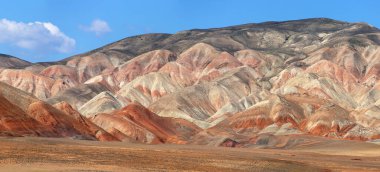 Khizy bölgesindeki güzel kızıl dağlar. Azerbaycan.