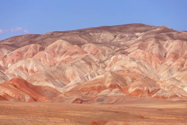 Khizy bölgesindeki güzel kızıl dağlar. Azerbaycan.