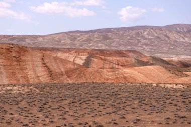 Khizy bölgesindeki güzel kızıl dağlar. Azerbaycan.