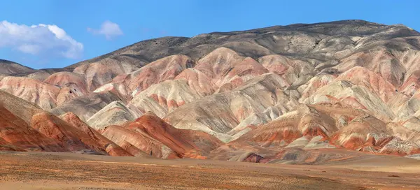 Khizy bölgesindeki güzel kızıl dağlar. Azerbaycan.