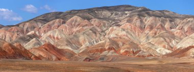Khizy bölgesindeki güzel kızıl dağlar. Azerbaycan.