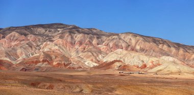 Khizy bölgesindeki güzel kızıl dağlar. Azerbaycan.