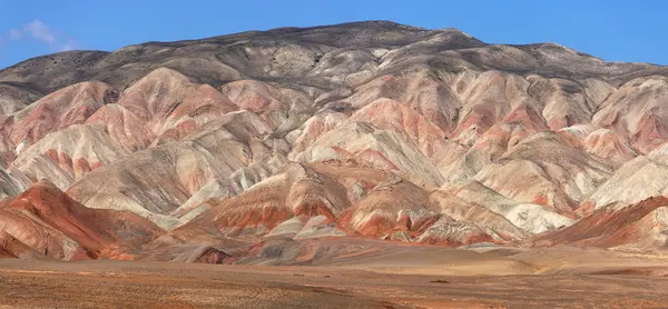 Khizy bölgesindeki güzel kızıl dağlar. Azerbaycan.