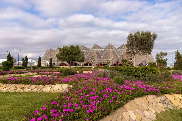 Bakü. Azerbaycan. 05.09.2022. Kristal Salon 'un yanında güzel kırmızı çiçekler.