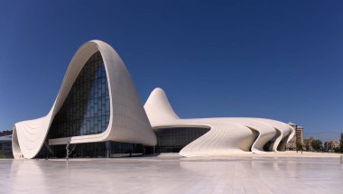Bakü. Azerbaycan. 05.11.2023. Şehir merkezinde güzel Haydar Aliyev Müzesi.