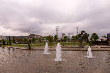 Bakü. Azerbaycan. 05.08.2022. Bakü Bulvarı 'nda çeşmeli bir gölet..