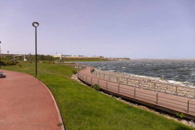 Bakü. Azerbaycan. 05.06.2022. Tuz gölündeki parkta büyük dalgalar. Boyuk Shore Parkı.