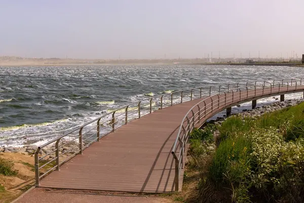 Bakü. Azerbaycan. 05.06.2022. Tuz gölündeki parkta büyük dalgalar. Boyuk Shore Parkı.