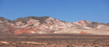 Kırmızılı güzel dağlar. Khizi bölgesi. Azerbaycan.