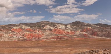 Azerbaycan 'ın güzel kızıl dağları. Khizi bölgesi.