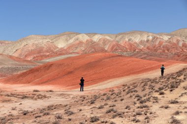 Kızıl Khizi dağlarında yürüyen turistler. Khizi. Azerbaycan.
