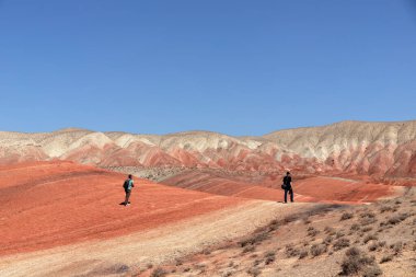 Khizi bölgesi. Azerbaycan. 04.27.2022. Kızıl Khizi dağlarında yürüyen turistler. 