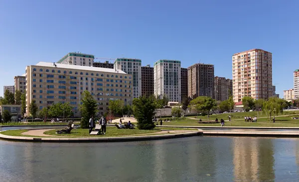 Bakü. Azerbaycan. 05.11.2022. Heydar Aliyev Kültür Merkezi 'nin güzel, büyük parkı..